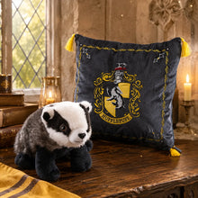 Hufflepuff Kuschelkissen mit Plüschfigur – Hausstolz zum Knuddeln