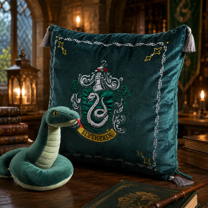 Slytherin Kuschelkissen mit Plüschfigur – Magie zum Anlehnen