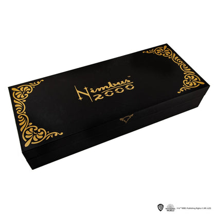 Nimbus 2000 Junior 1:1 Replik (86 cm) Besen mit Ständer – Harry Potter