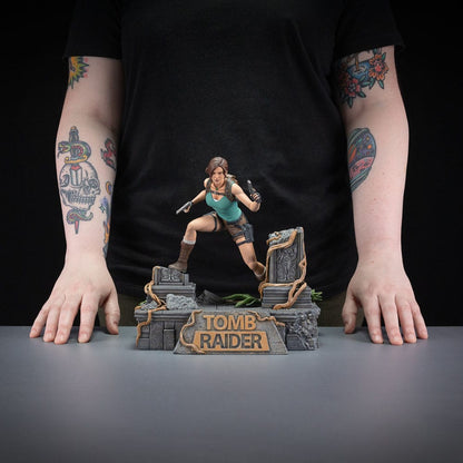 Tomb Raider Lara Croft PVC Statue 24 cm – mit Zubehör